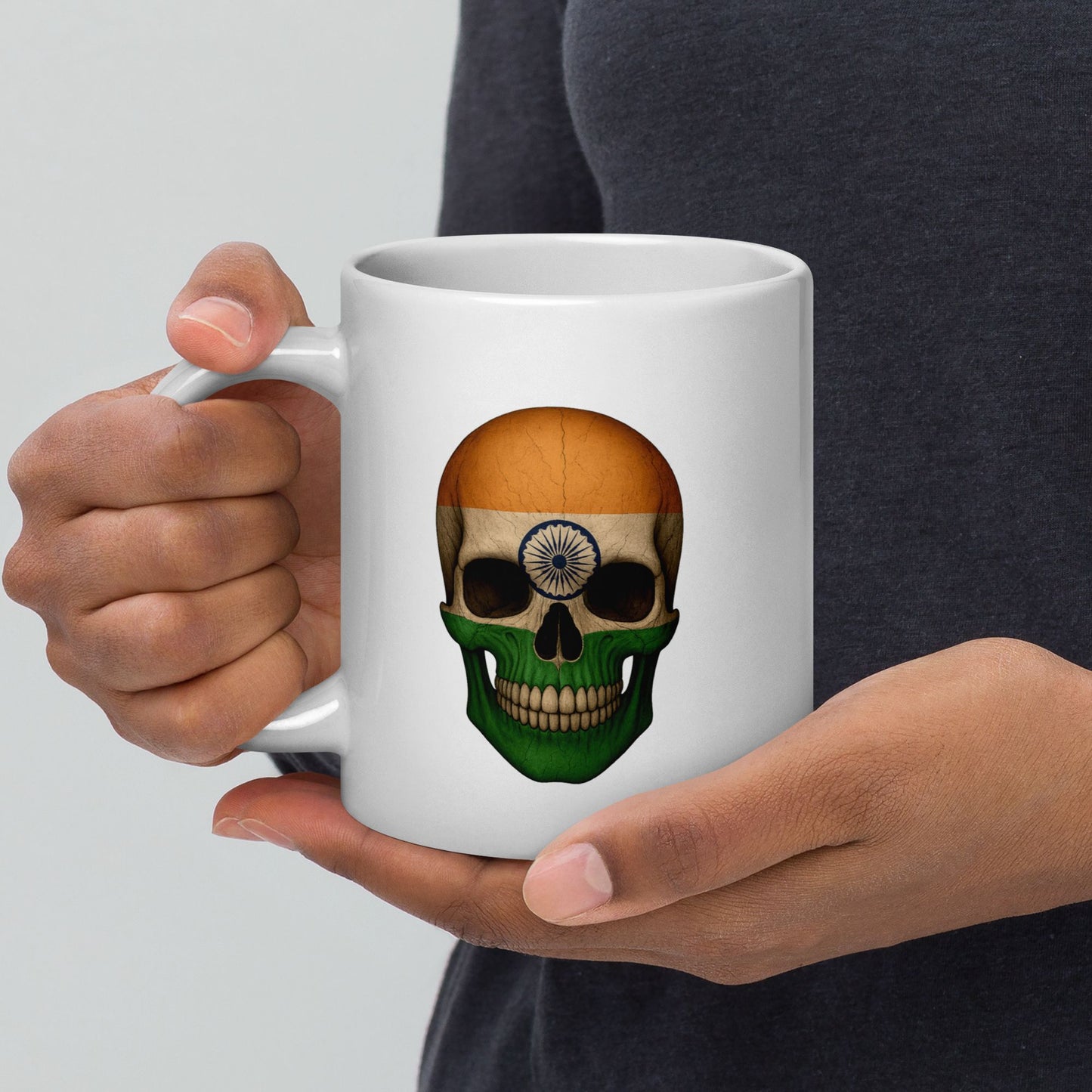 Tasse blanche brillante avec motif tête de mort et drapeau indien