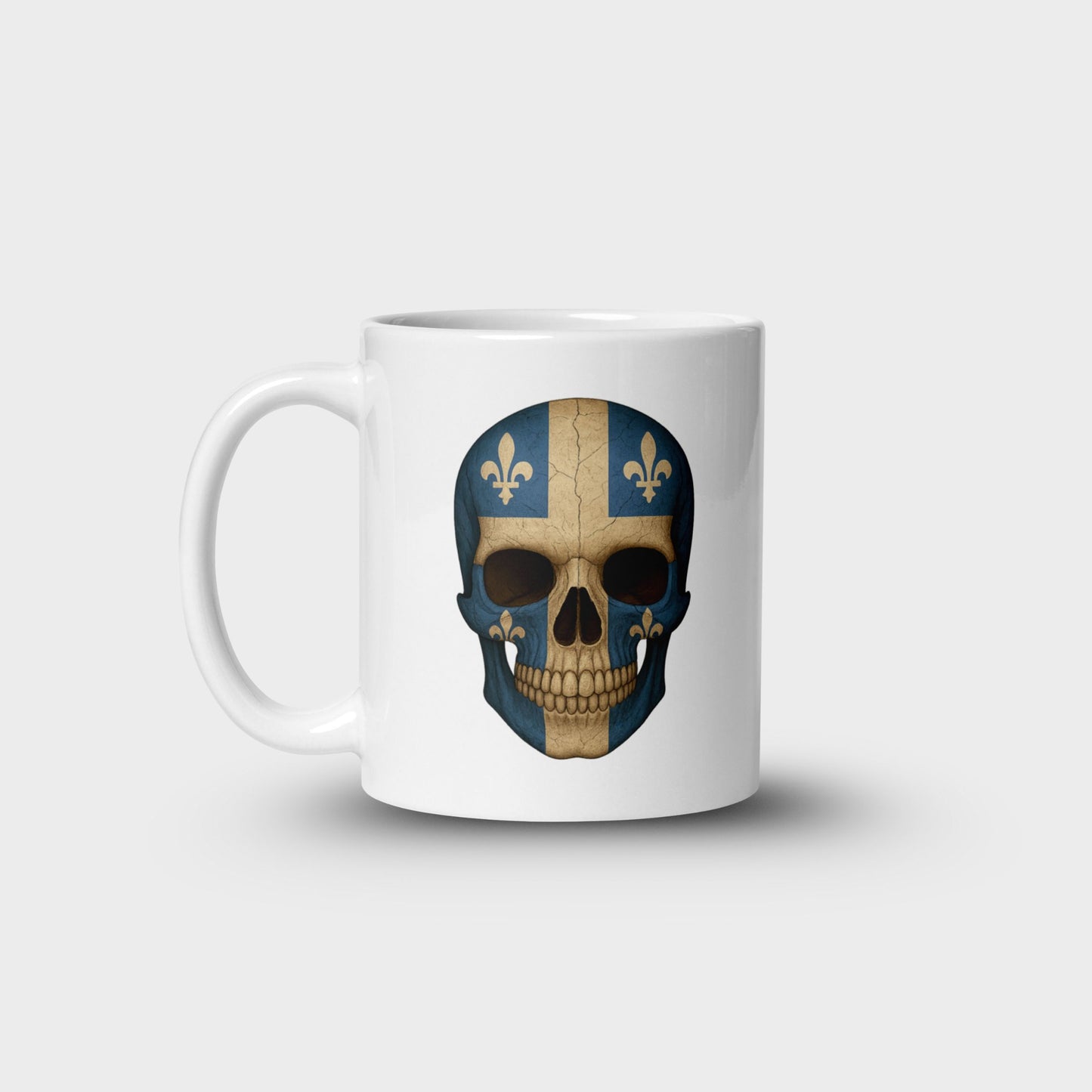 Tasse blanche brillante avec tête de mort et drapeau du Québec