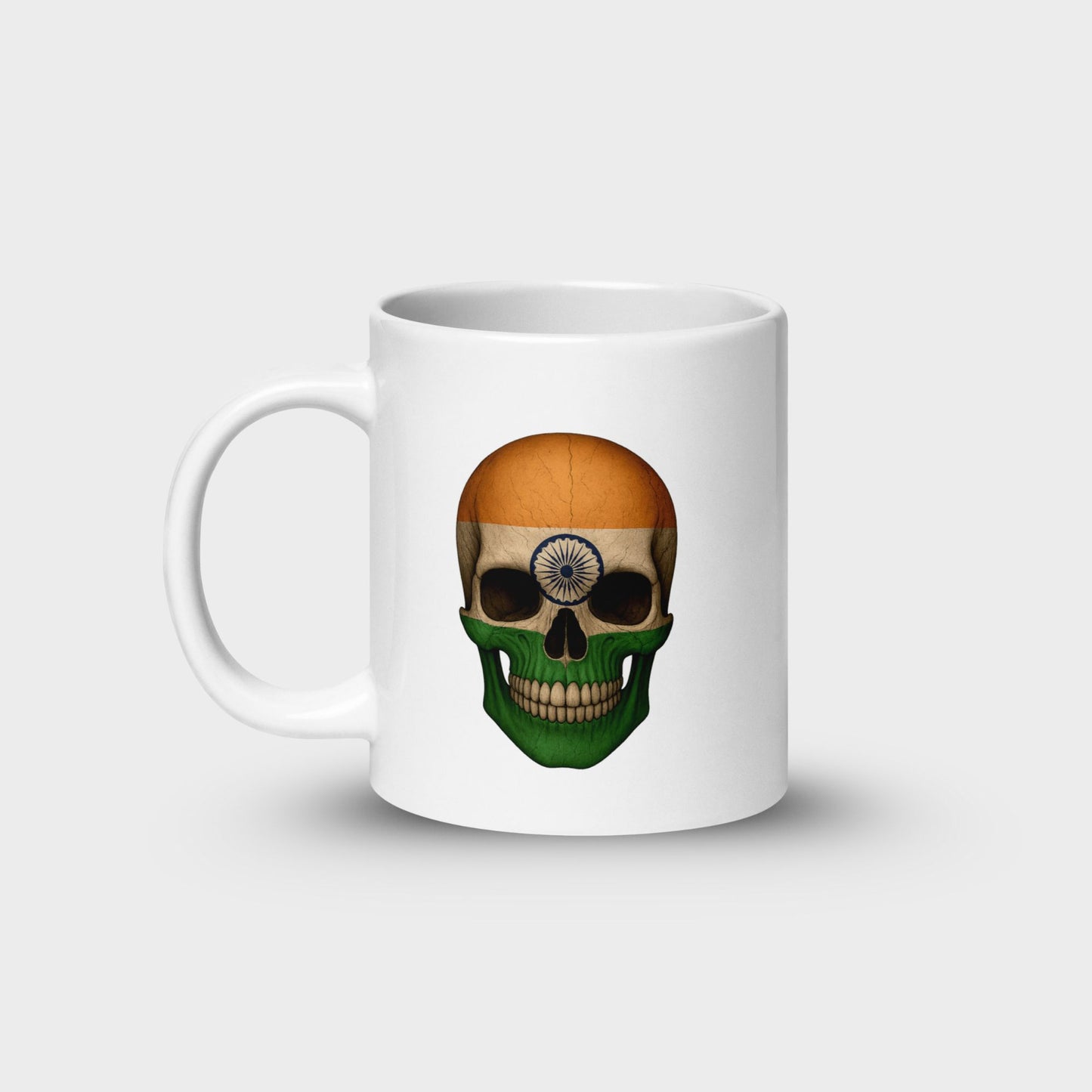 Taza blanca brillante con calavera y bandera de la India