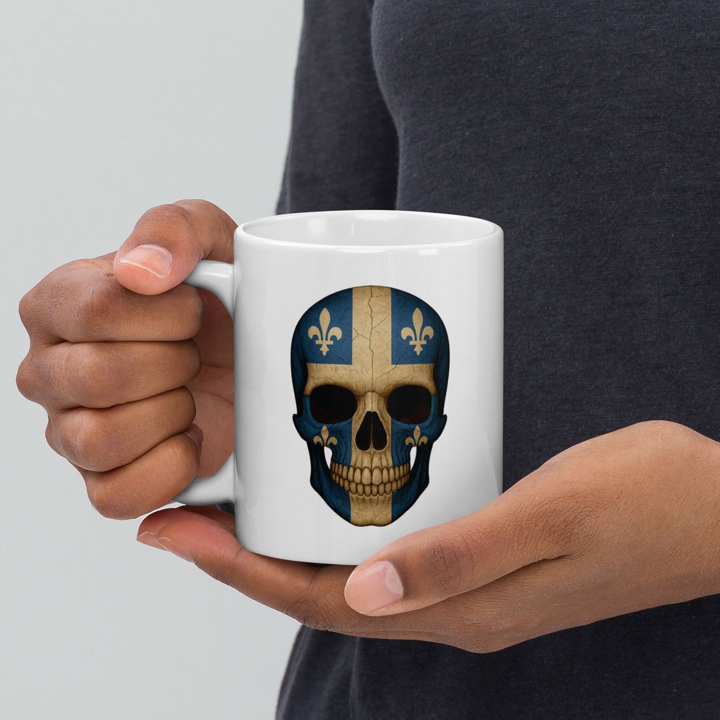 Tasse blanche brillante avec tête de mort et drapeau du Québec