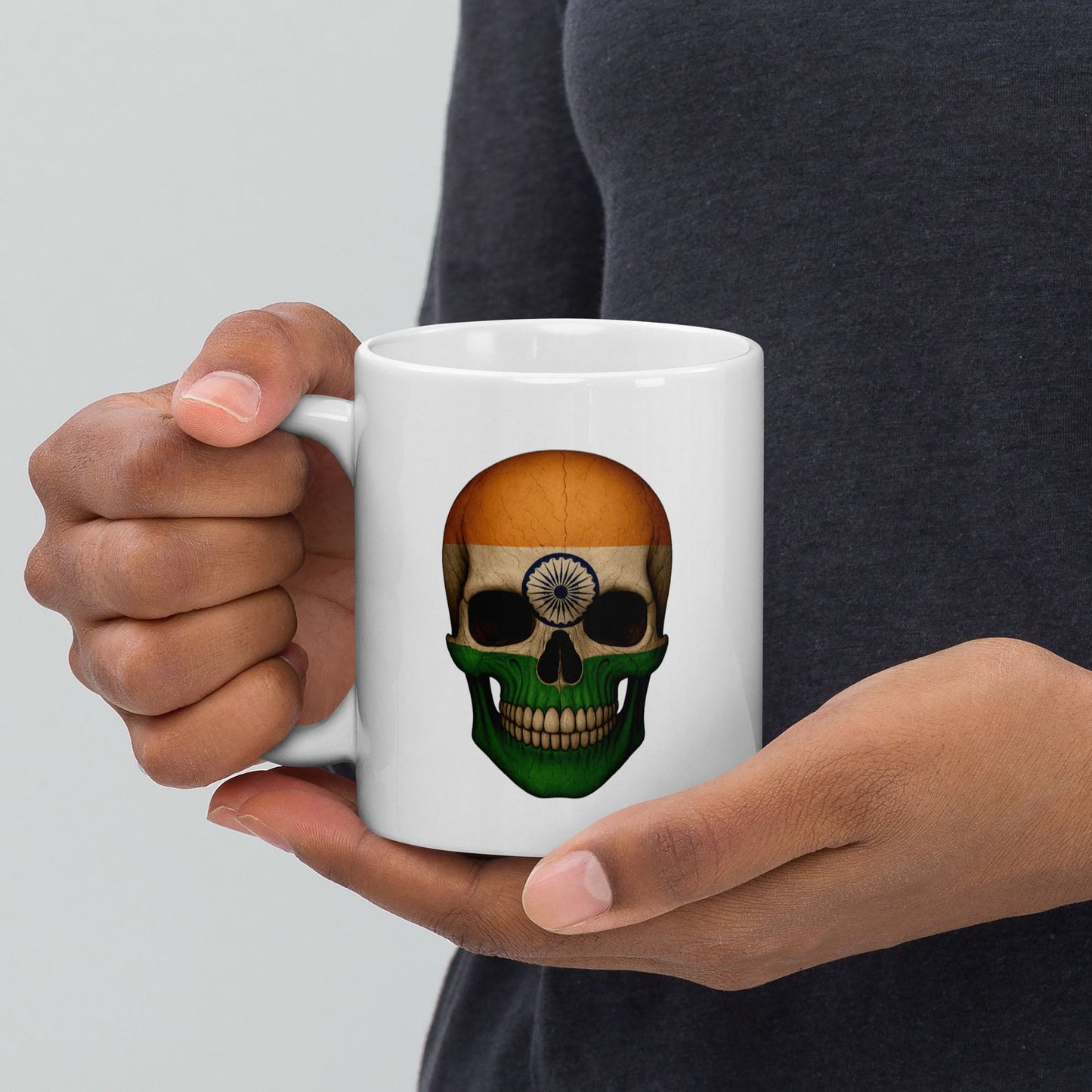 Taza blanca brillante con calavera y bandera de la India