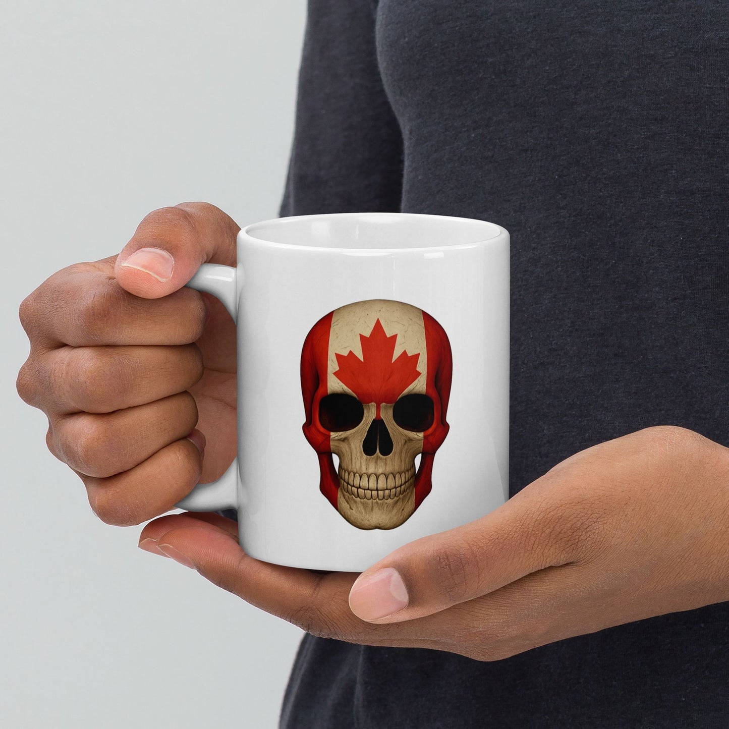 Tasse blanche brillante avec tête de mort et drapeau canadien