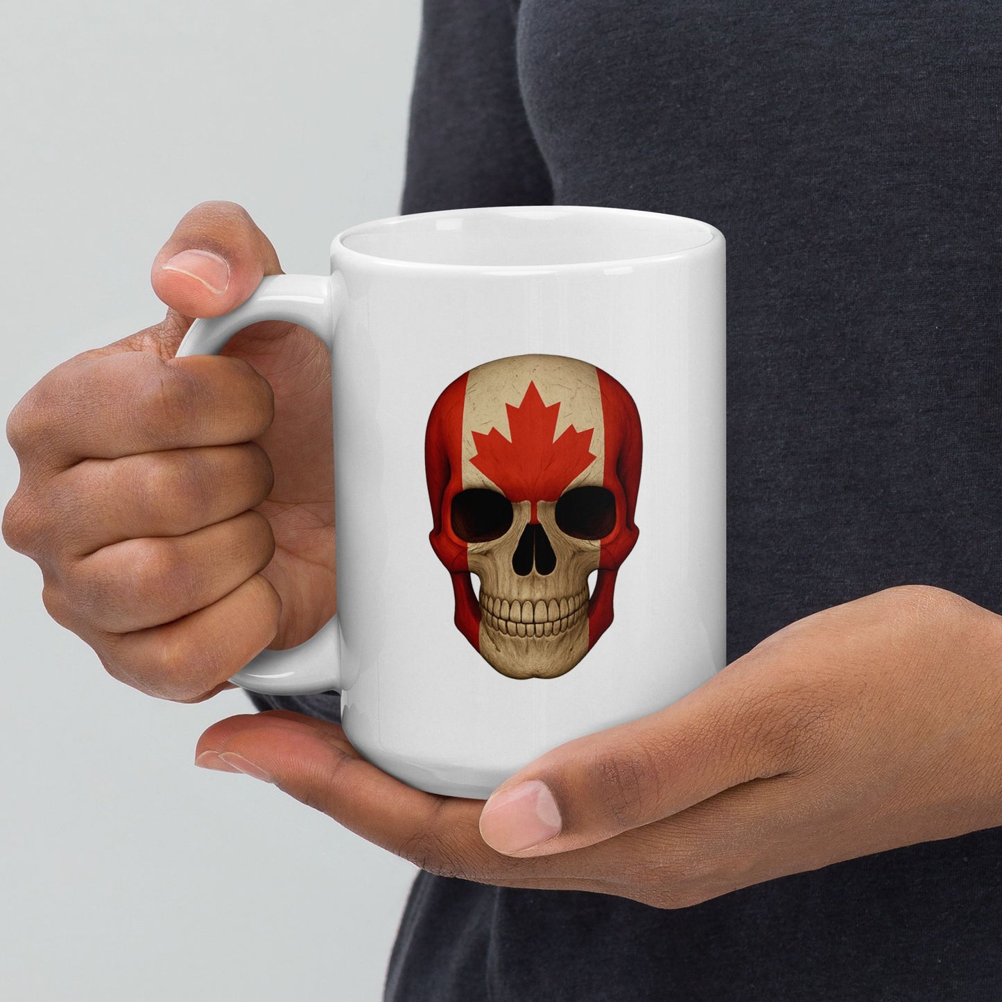 Tasse blanche brillante avec tête de mort et drapeau canadien