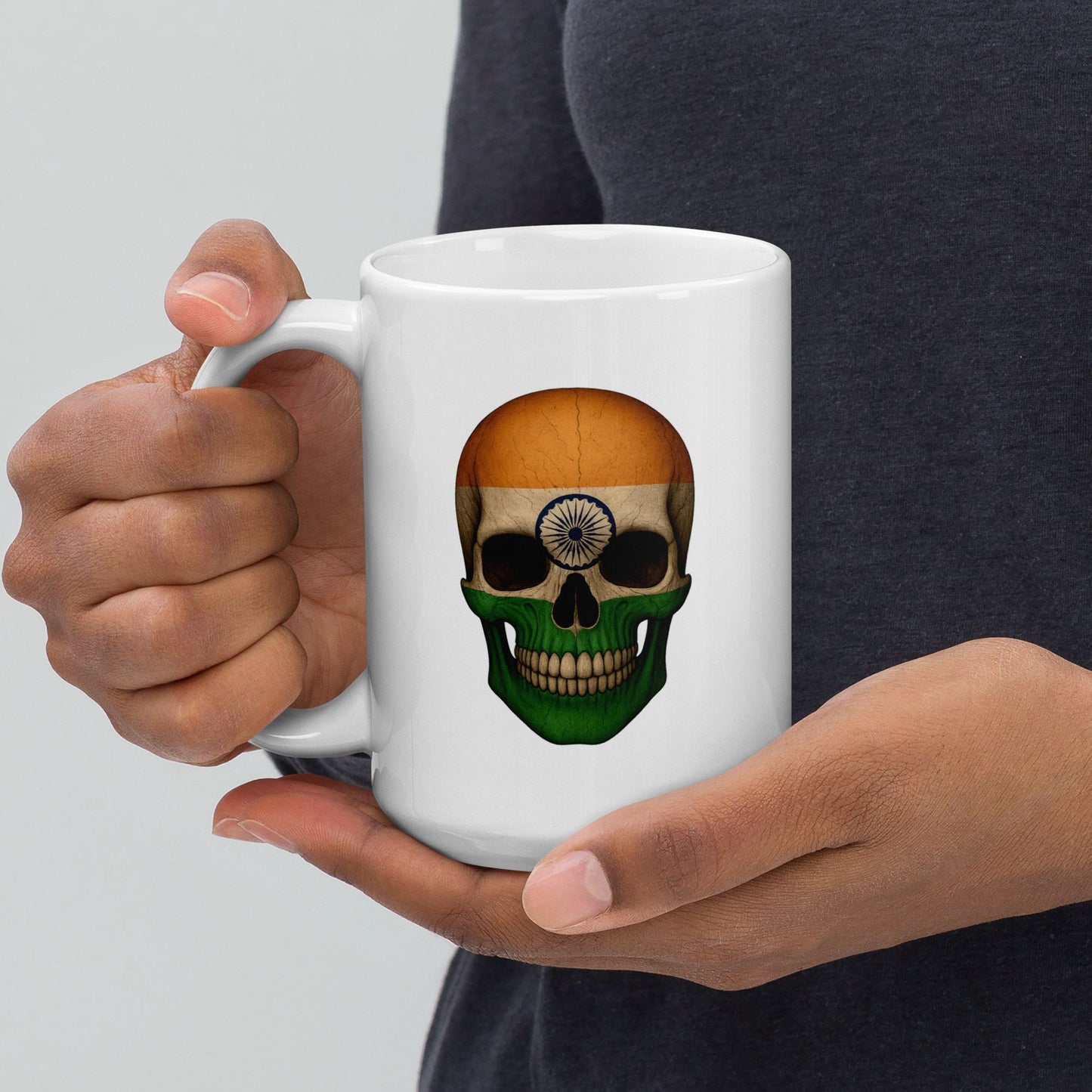 Taza blanca brillante con calavera y bandera de la India