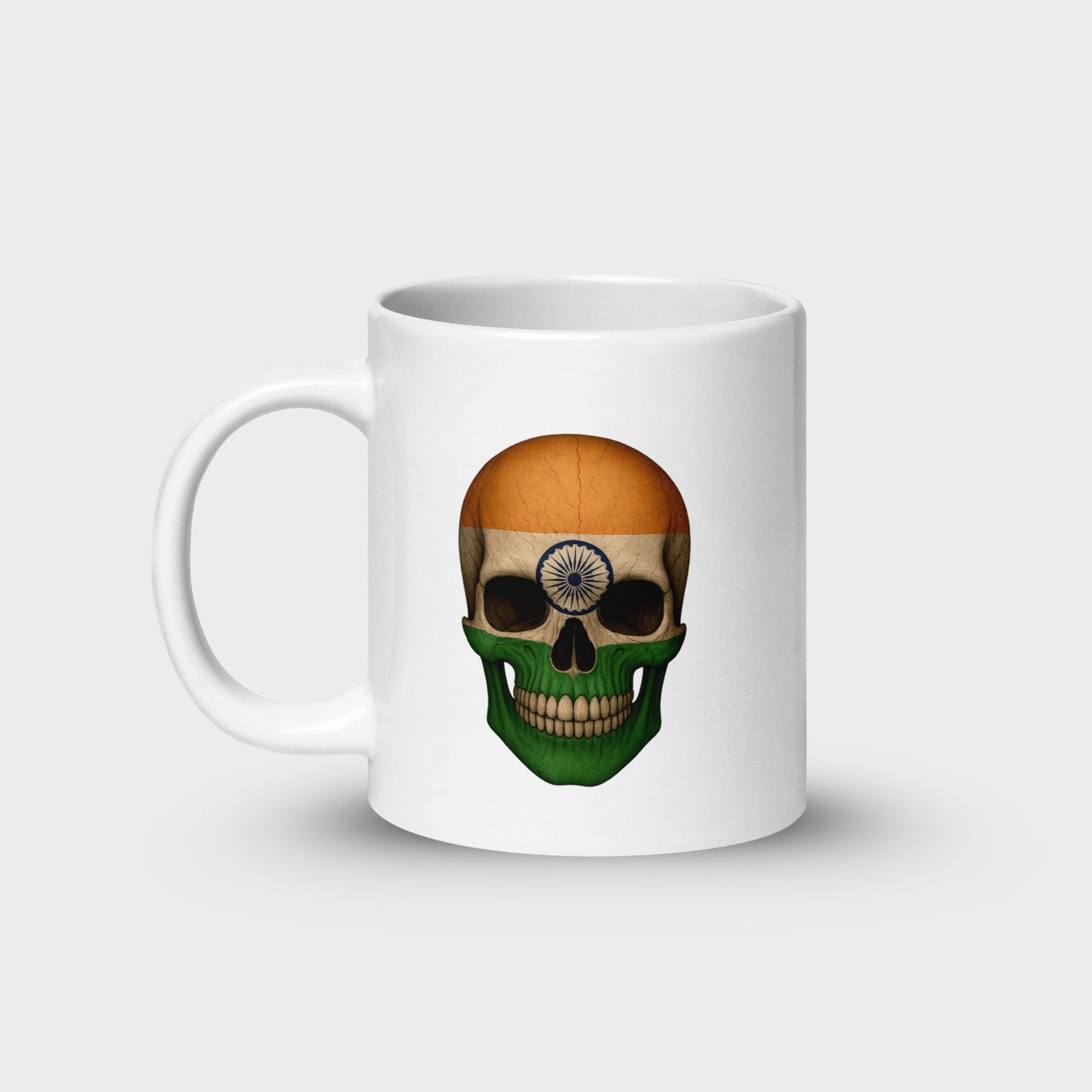 Taza blanca brillante con calavera y bandera de la India