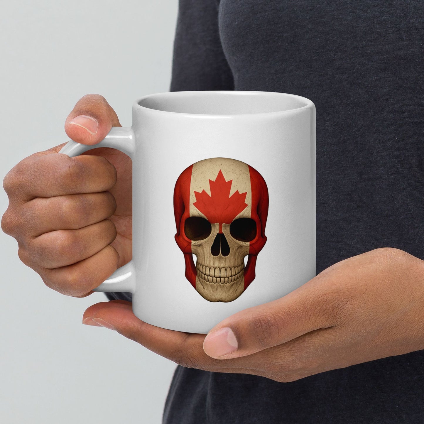 Tasse blanche brillante avec tête de mort et drapeau canadien