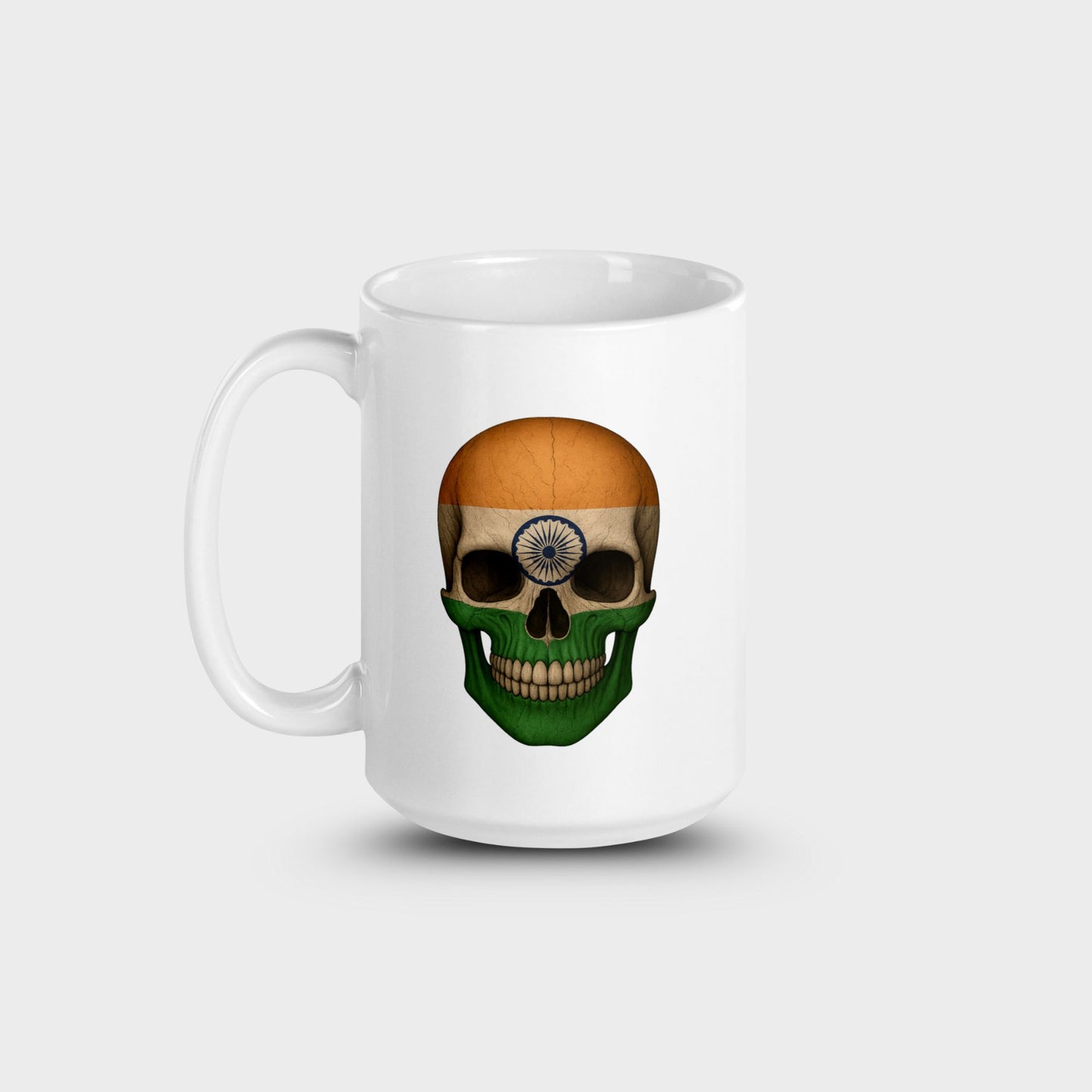 Taza blanca brillante con calavera y bandera de la India